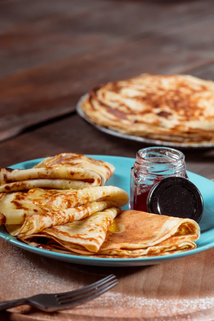 Entschuldigung, das Bild zeigt keine Zimtschnecken oder Hinweise auf ein Zimtschnecken Rezept. Es zeigt stattdessen eine Person, die eine Mahlzeit genießt.