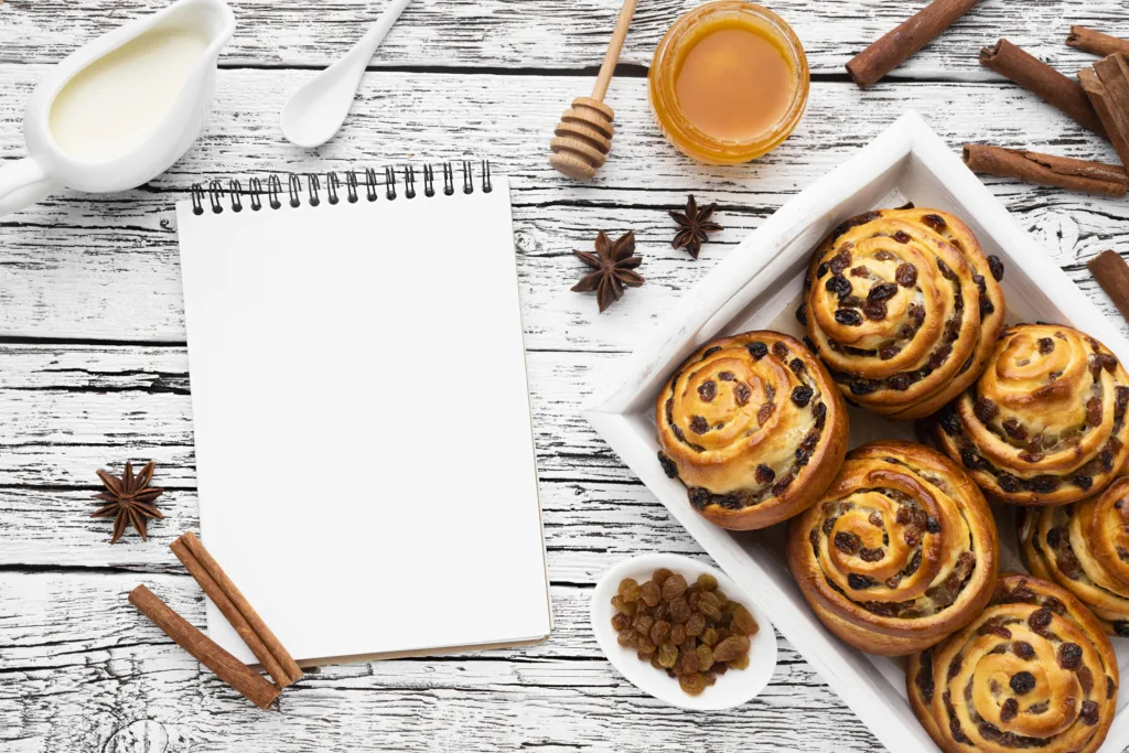 Entschuldigung, das Bild zeigt keine Zimtschnecken oder Hinweise auf ein Zimtschnecken Rezept. Es zeigt stattdessen eine Person, die eine Mahlzeit genießt.